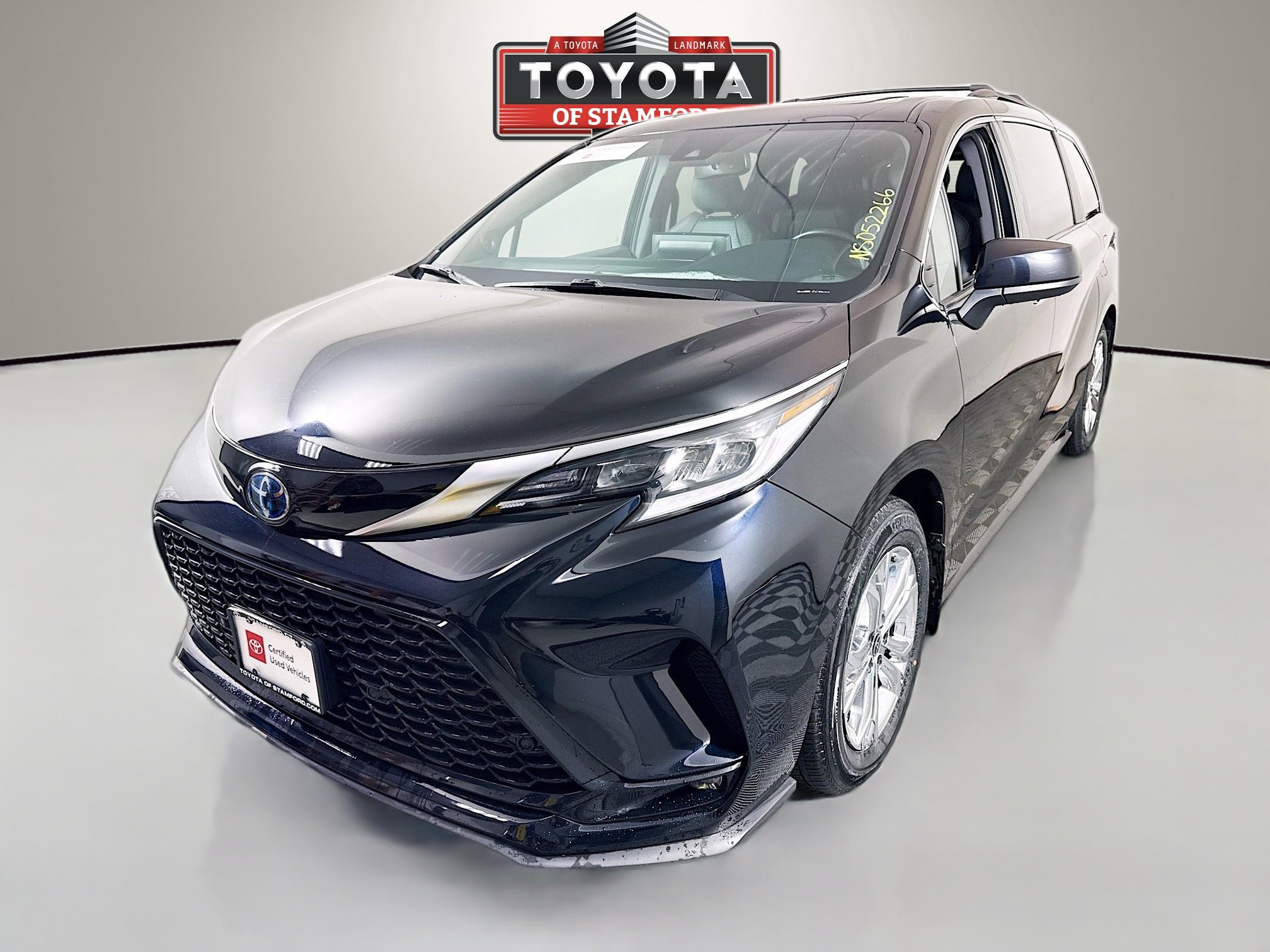 Certified 2022 Toyota Sienna XSE image 3