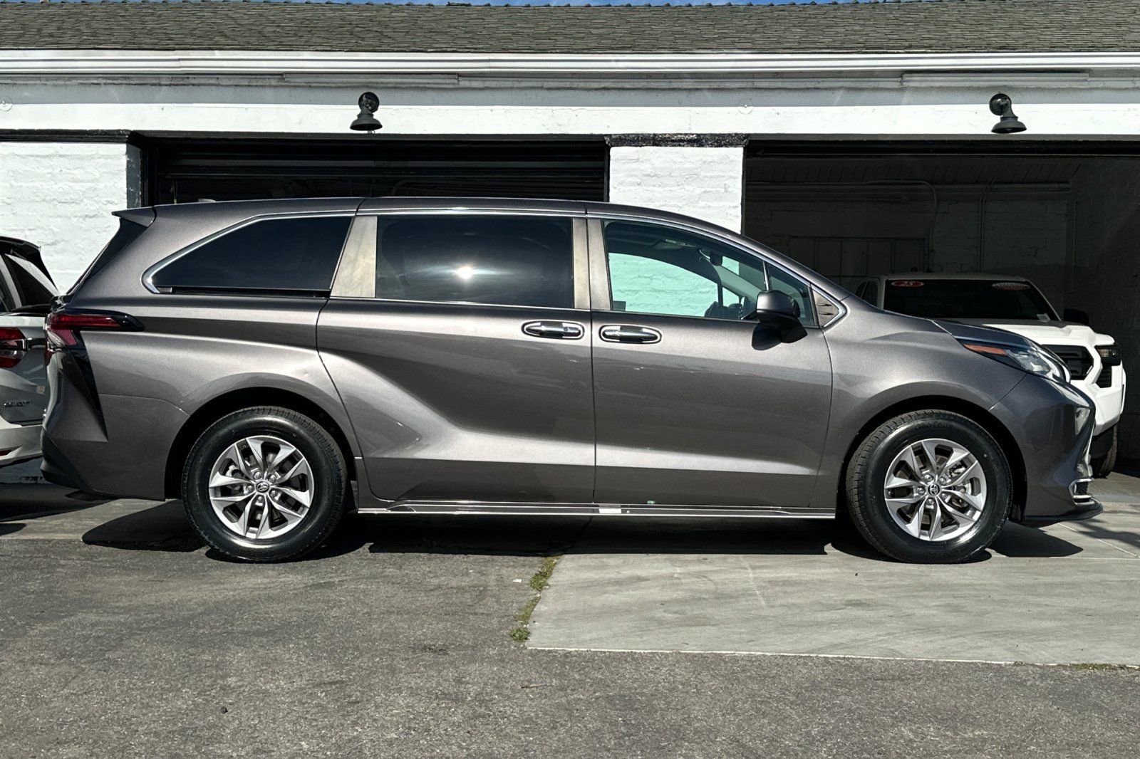 Certified 2022 Toyota Sienna XLE image 3