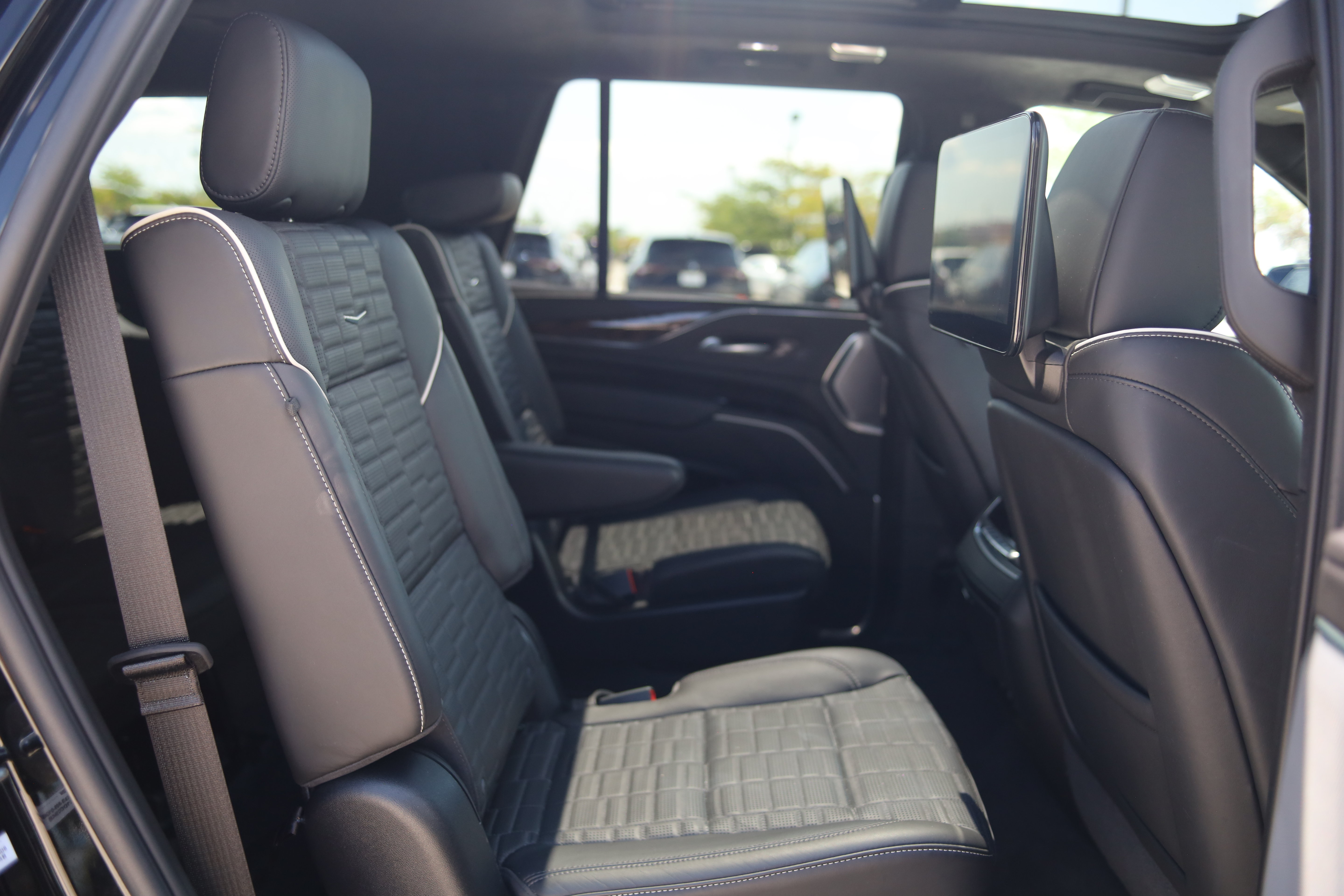 Used 2024 Cadillac Escalade Sport Platinum w/ LPO, ONYX Package AWD/4WD image 43