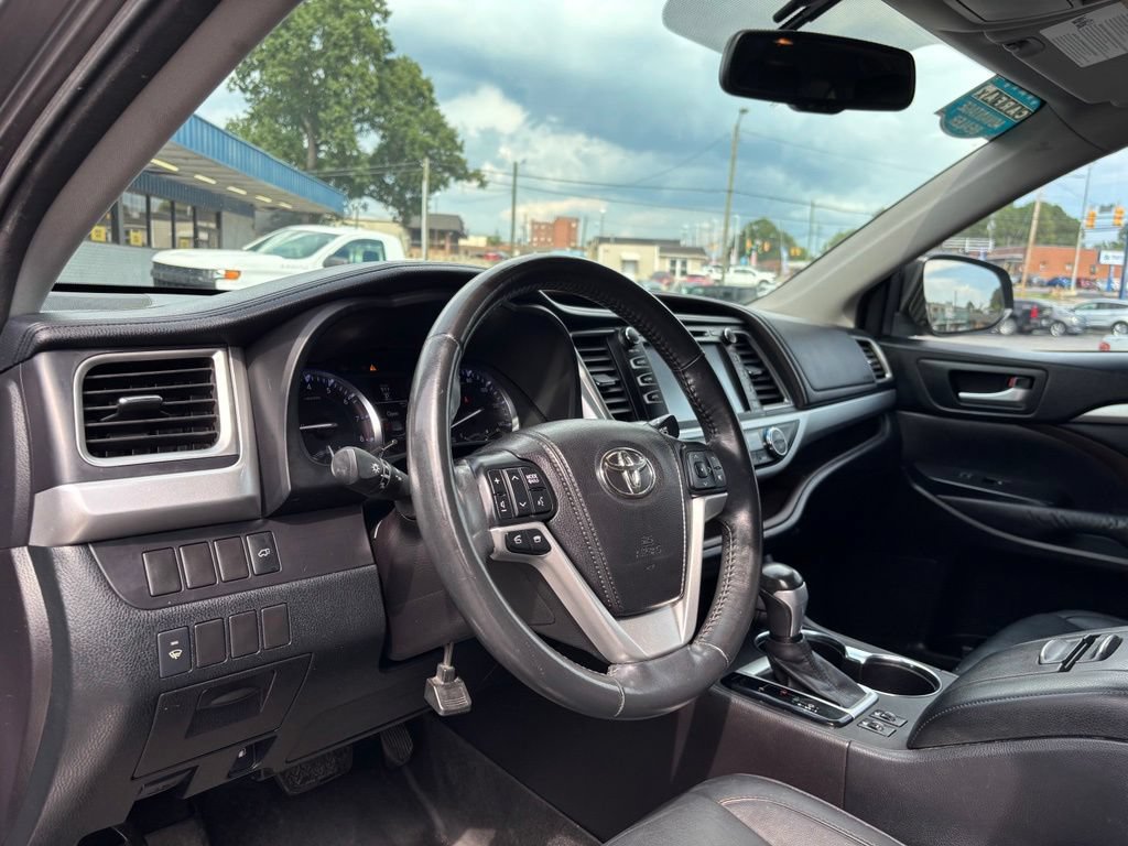 Used 2014 Toyota Highlander XLE FWD image 17