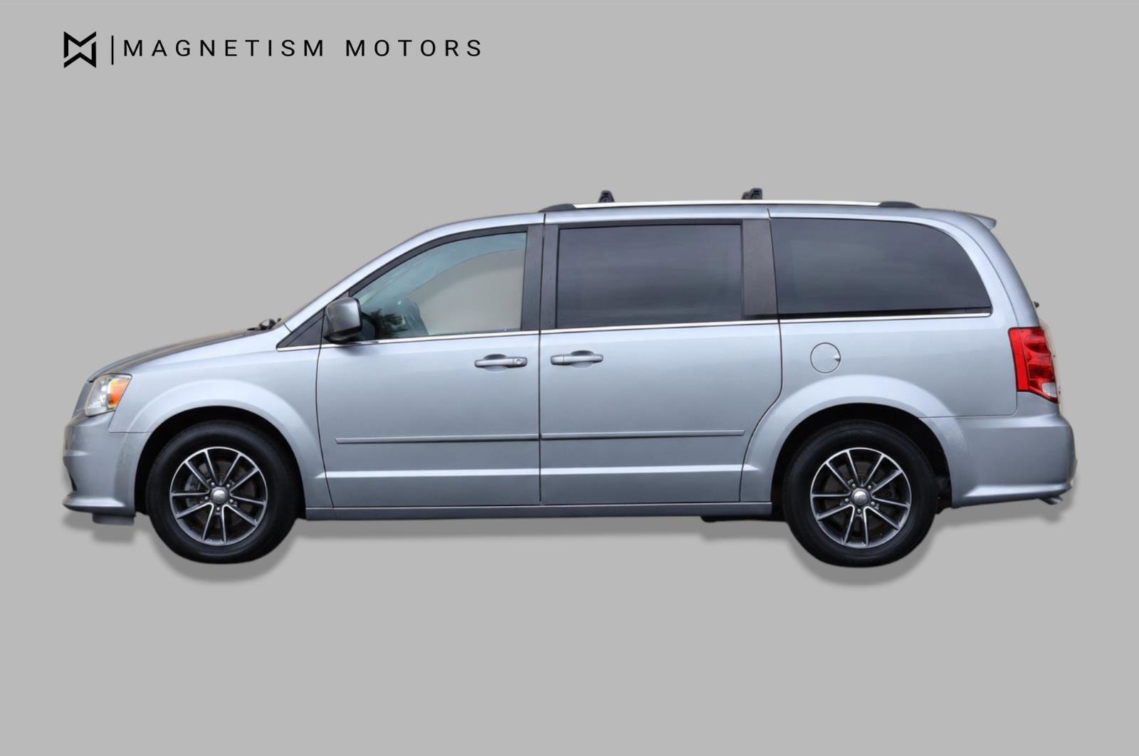 Used 2017 Dodge Grand Caravan SXT FWD image 3