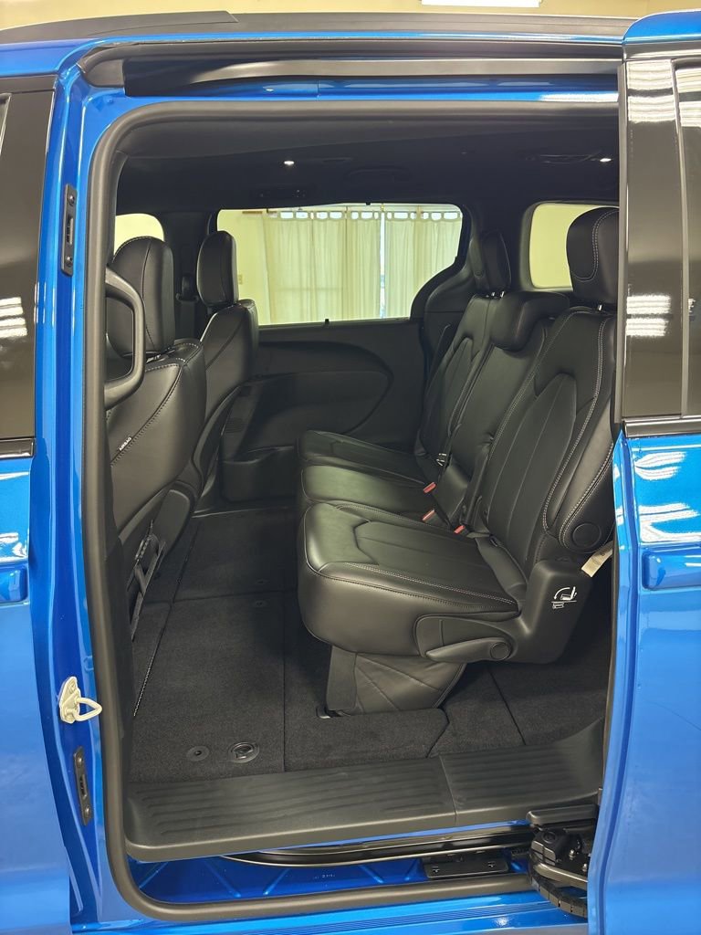 New 2026 Chrysler Pacifica Select FWD image 19