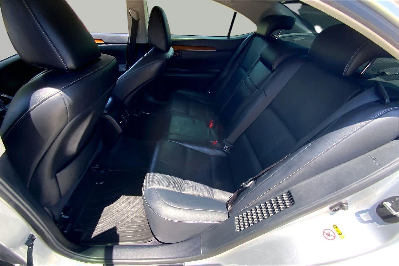 Used 2014 Lexus ES 300h w/ Luxury Package w/Bamboo Trim FWD image 21