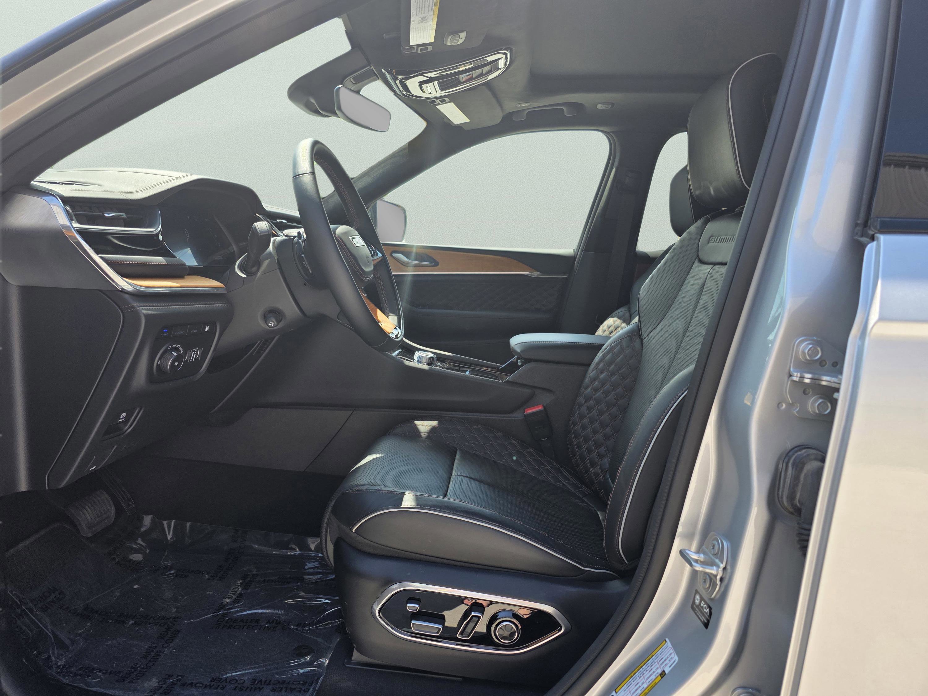 Used 2023 Jeep Grand Cherokee Summit image 10