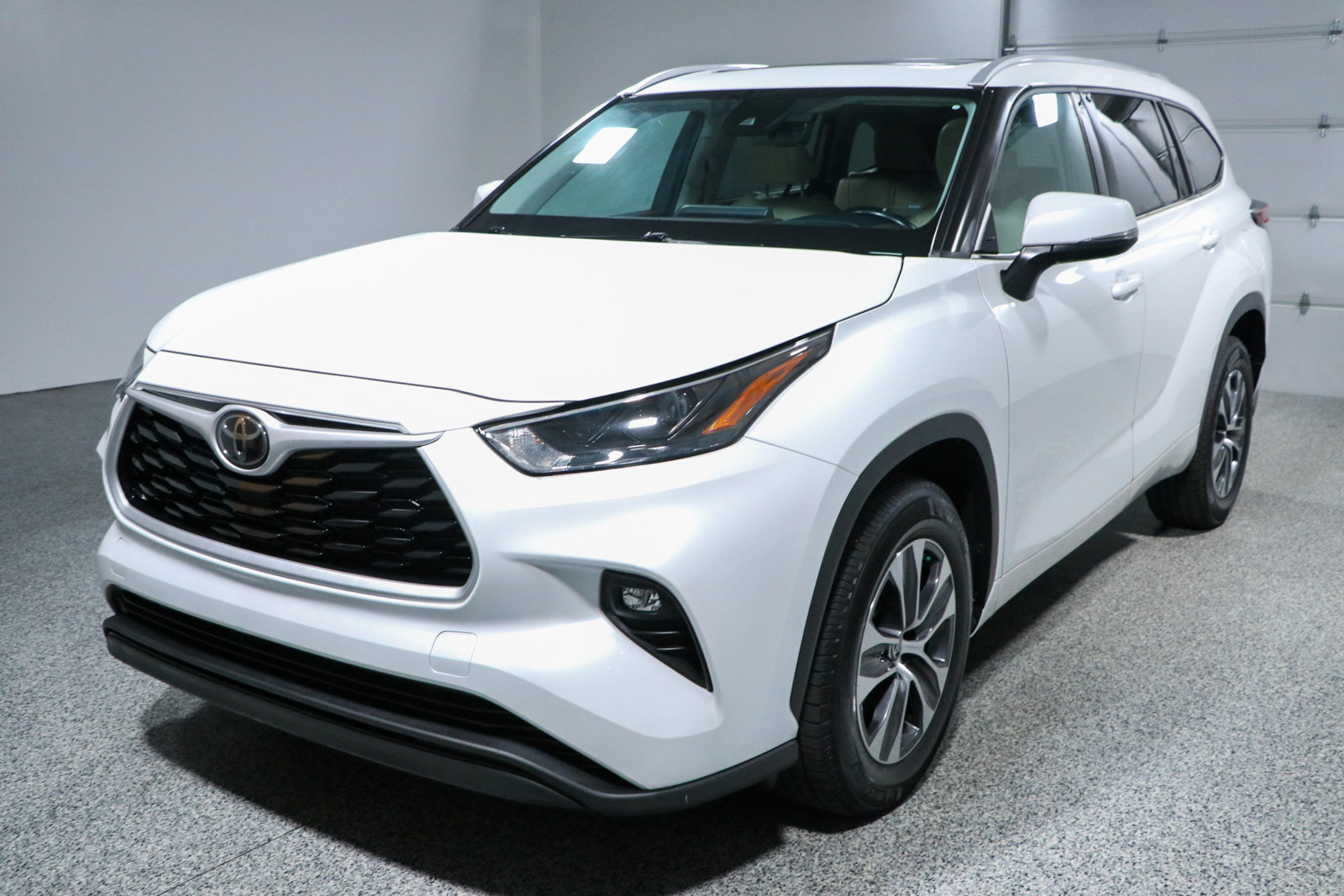 Used 2022 Toyota Highlander XLE FWD image 34