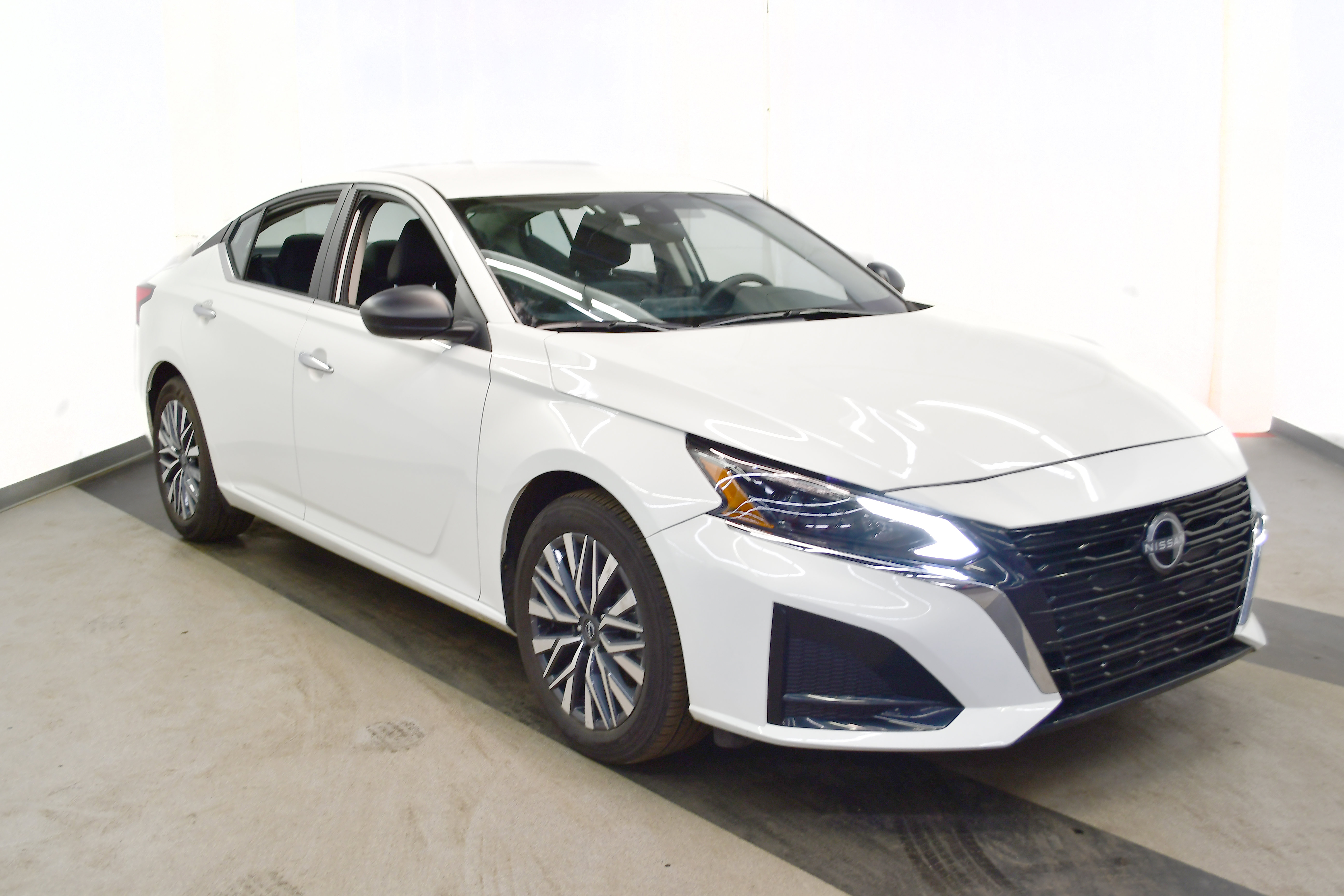 Used 2025 Nissan Altima 2.5 SV image 2