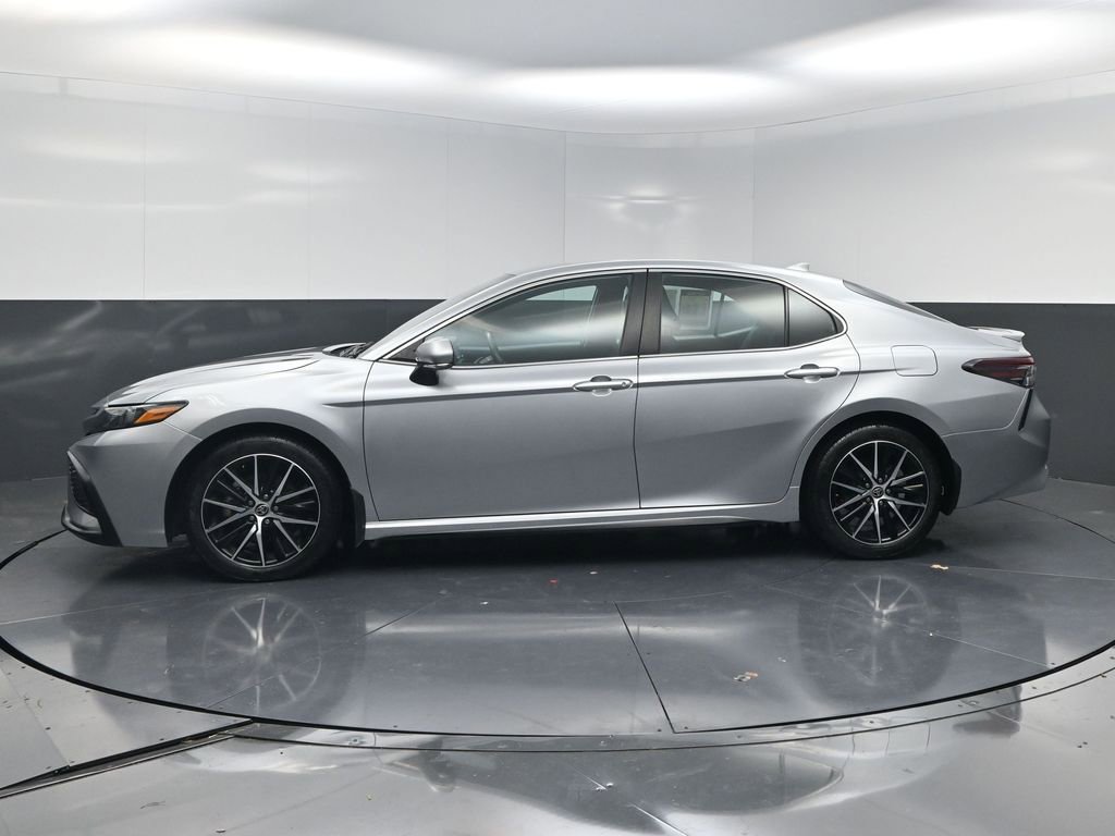 Used 2023 Toyota Camry SE image 3