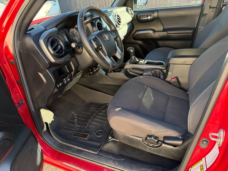 Used 2017 Toyota Tacoma TRD Off-Road AWD/4WD image 18
