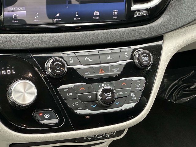 Used 2024 Chrysler Pacifica Touring-L FWD image 19