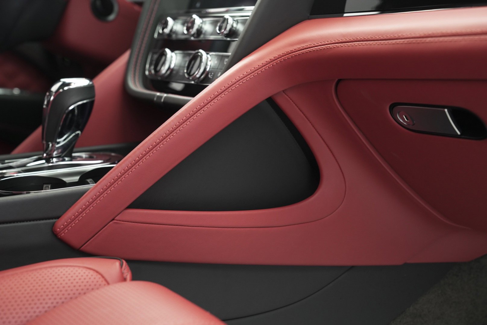 Used 2022 Bentley Bentayga image 55