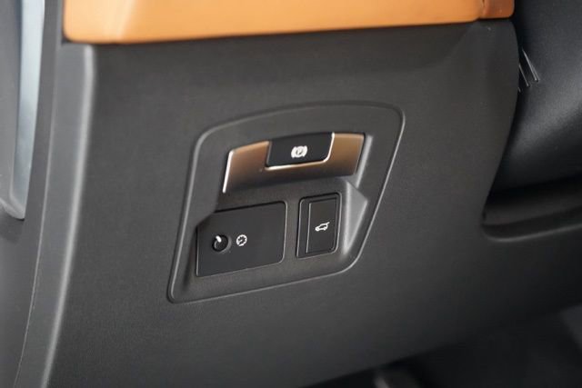 Used 2018 Land Rover Range Rover Velar R-Dynamic HSE image 20