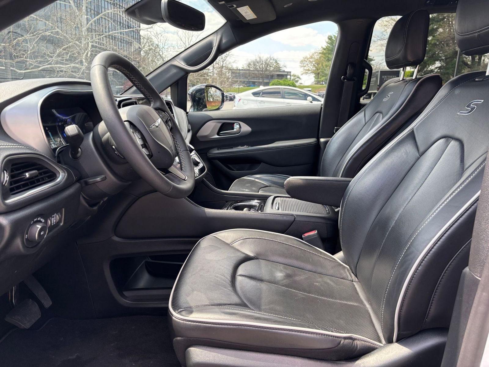 Used 2025 Chrysler Pacifica Limited image 30