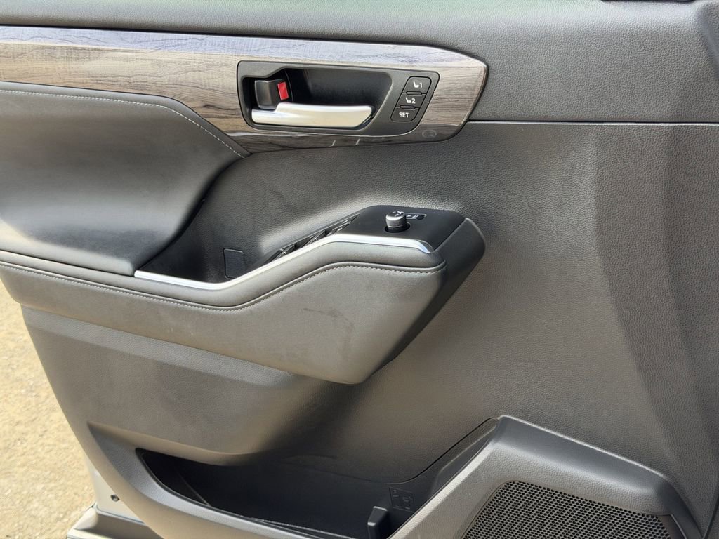 Used 2024 Toyota Highlander Platinum FWD image 26