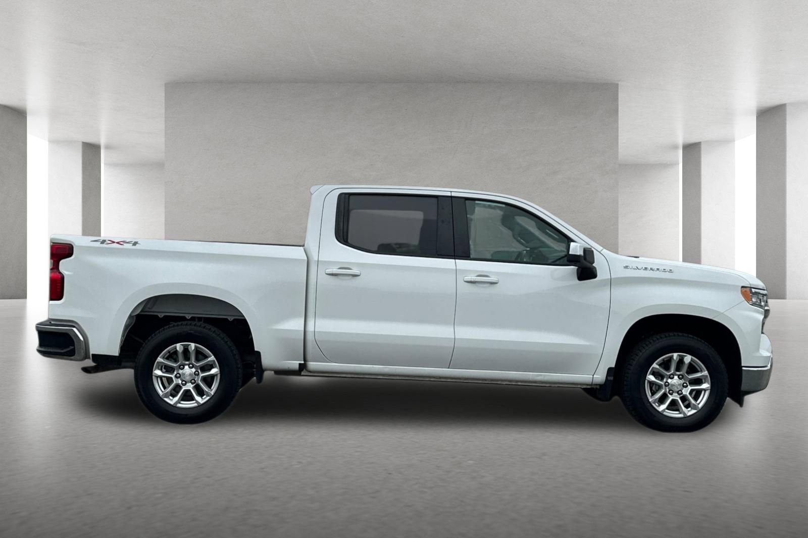 Used 2022 Chevrolet Silverado 1500 LT AWD/4WD image 3