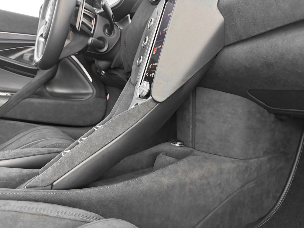 Used 2026 McLaren 750S RWD image 28