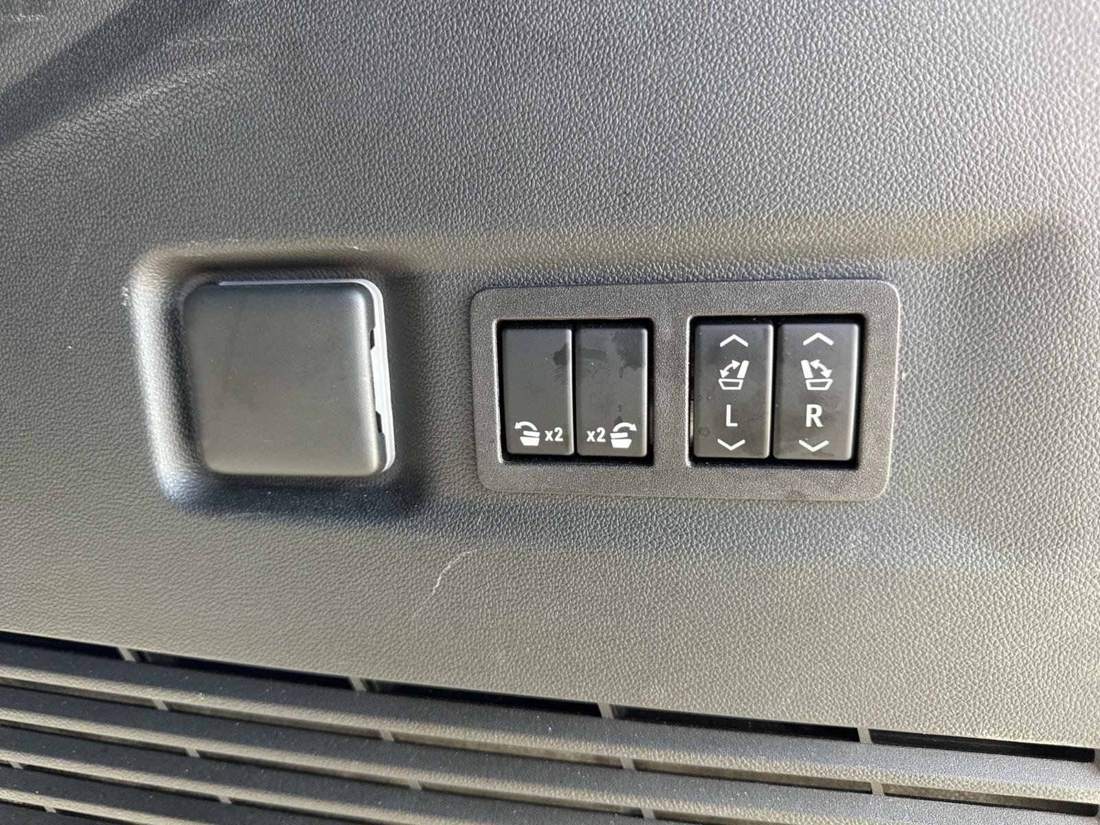 Used 2024 Chevrolet Suburban High Country AWD/4WD image 33
