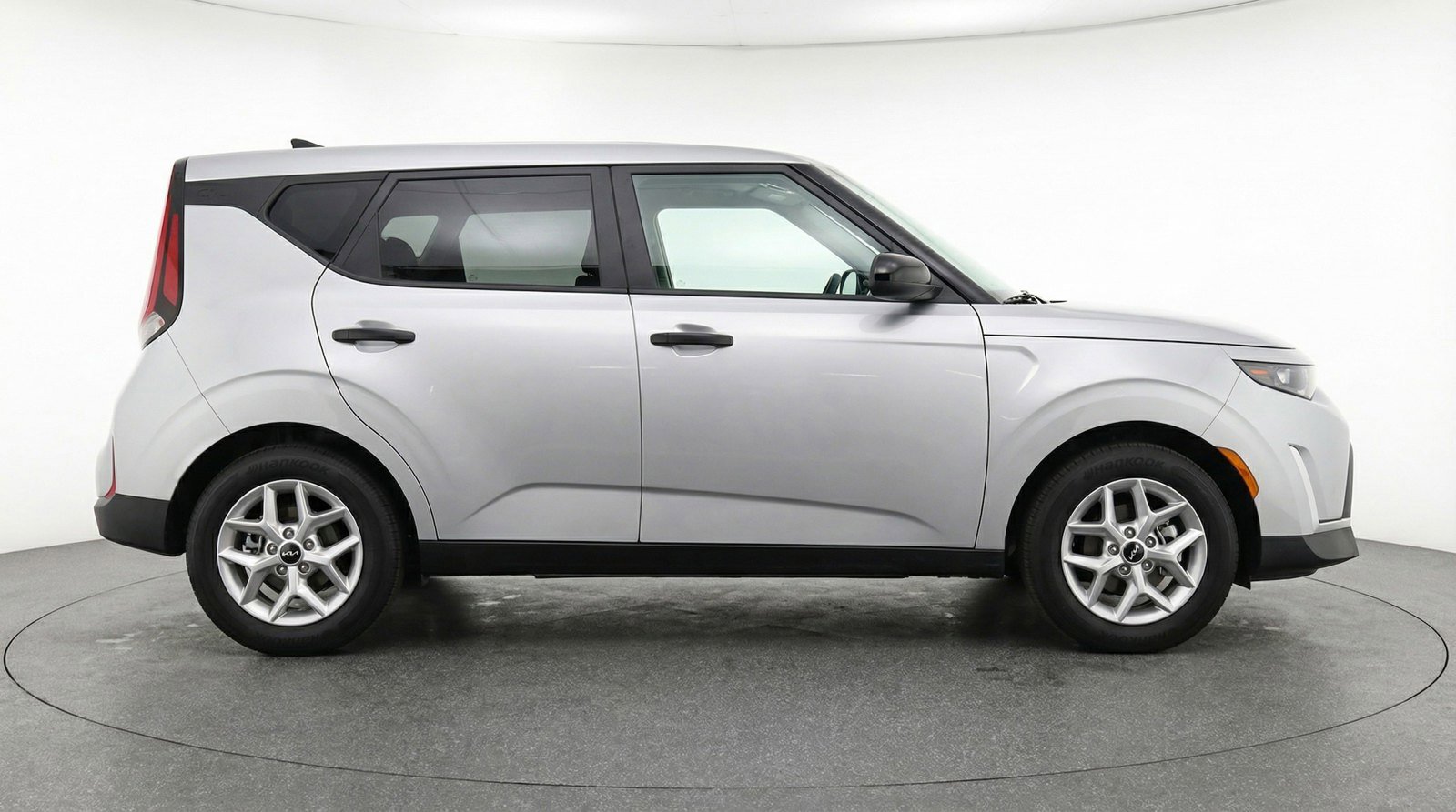 Used 2025 Kia Soul LX w/ LX Technology Package FWD image 8