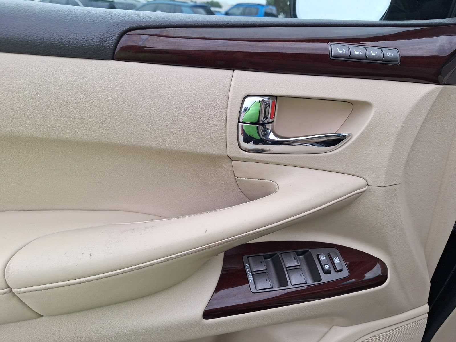 Used 2013 Lexus LX 570 4WD w/ Luxury Pkg image 16