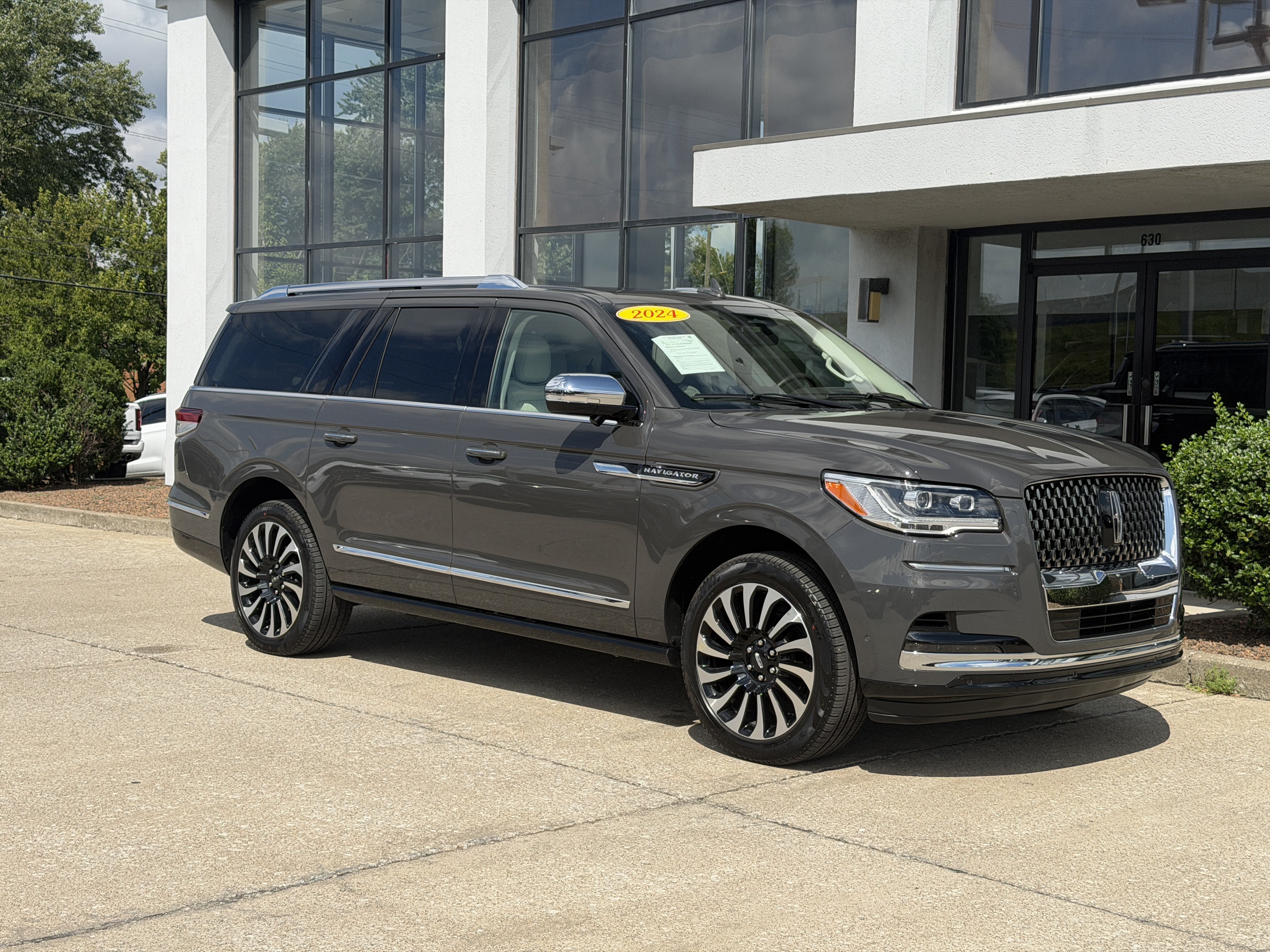 Used 2024 Lincoln Navigator L Black Label AWD/4WD image 2