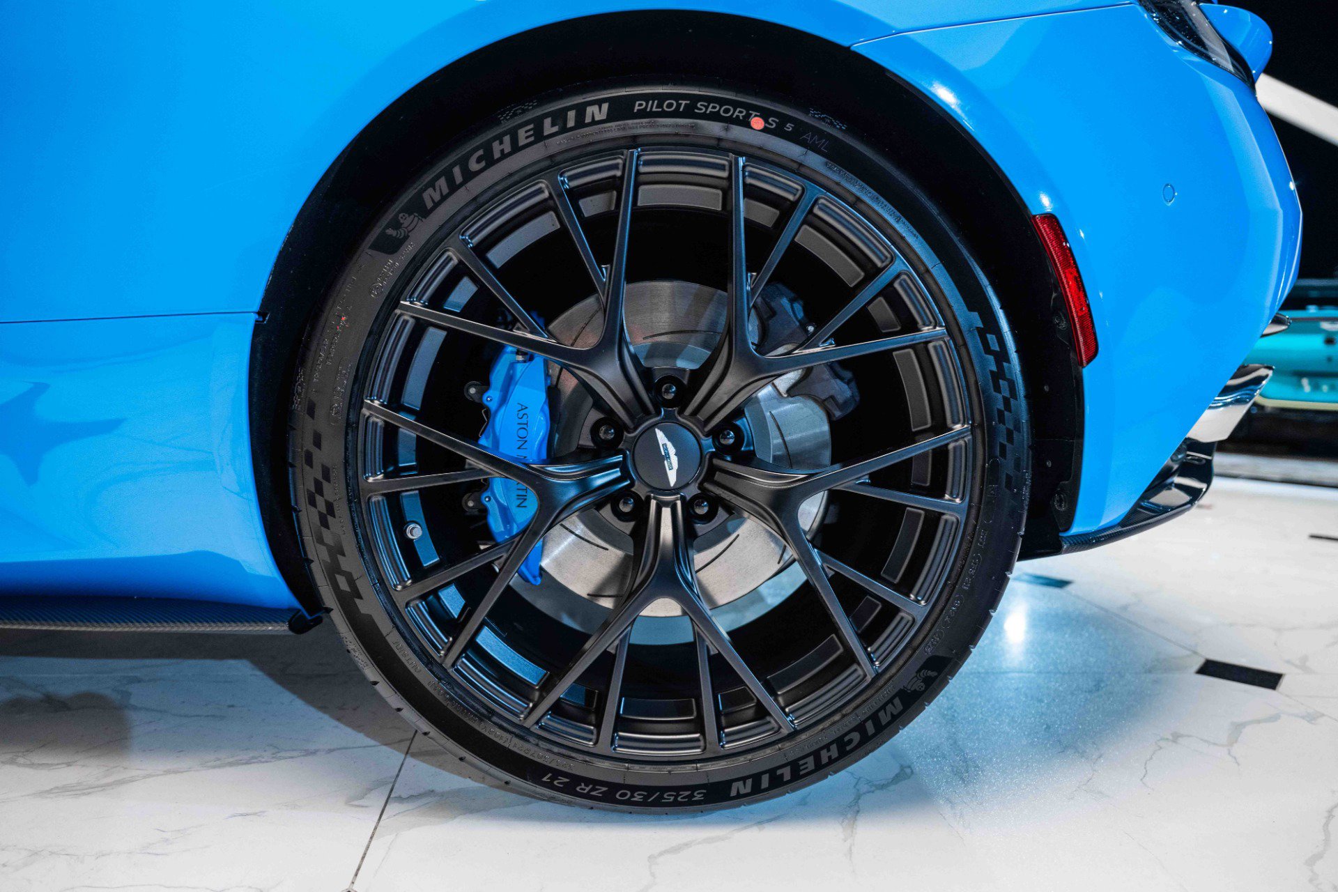 Used 2024 Aston Martin DB12 Coupe image 39