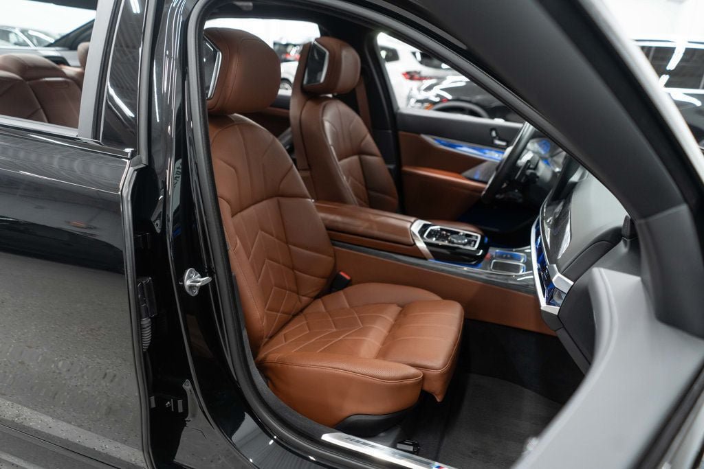 Used 2023 BMW 760i xDrive AWD/4WD image 11