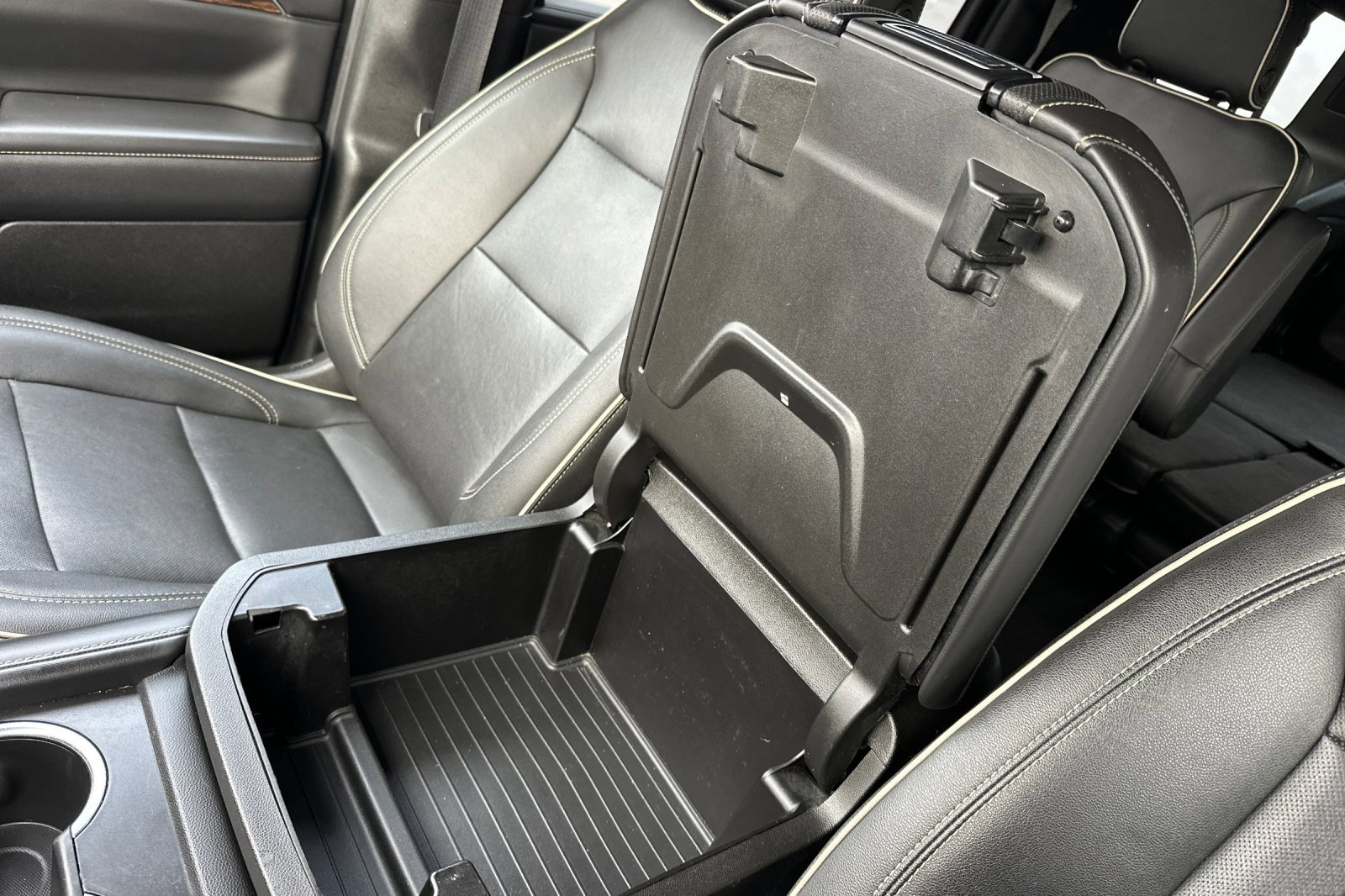 Used 2022 Chevrolet Suburban Premier image 33