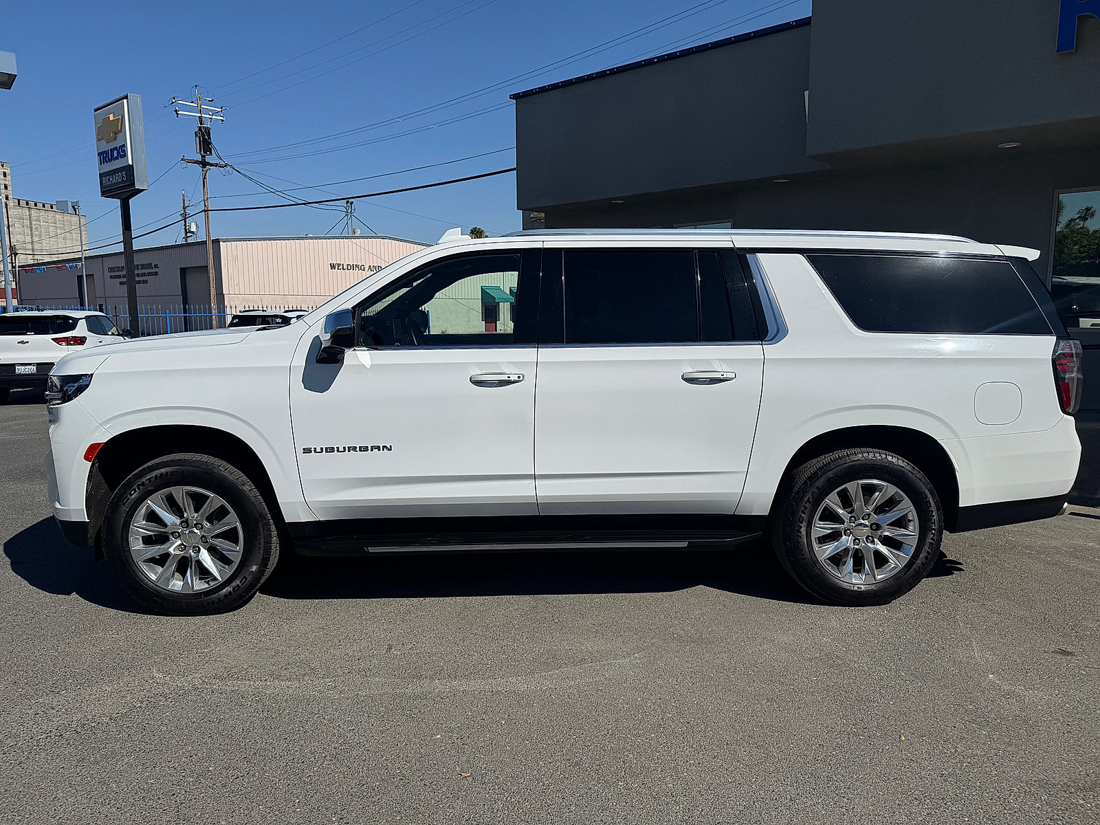 Used 2023 Chevrolet Suburban Premier RWD image 3