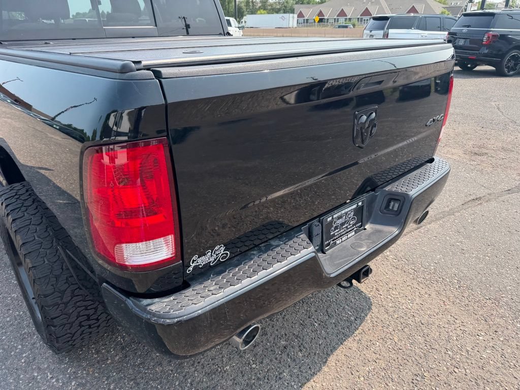 Used 2019 RAM 1500 Classic SLT w/ Black Appearance Group AWD/4WD image 18