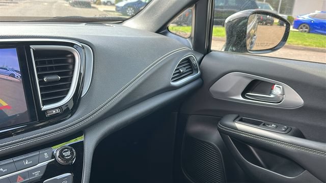 Used 2025 Chrysler Pacifica Limited FWD image 18