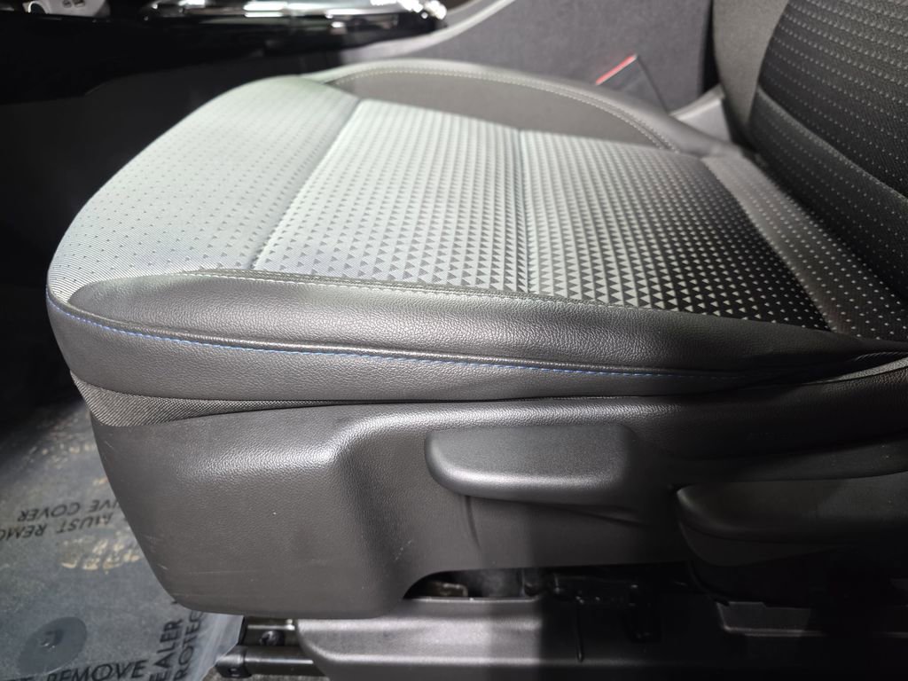 Used 2025 Chevrolet Trax LT w/ LT Convenience Package image 27