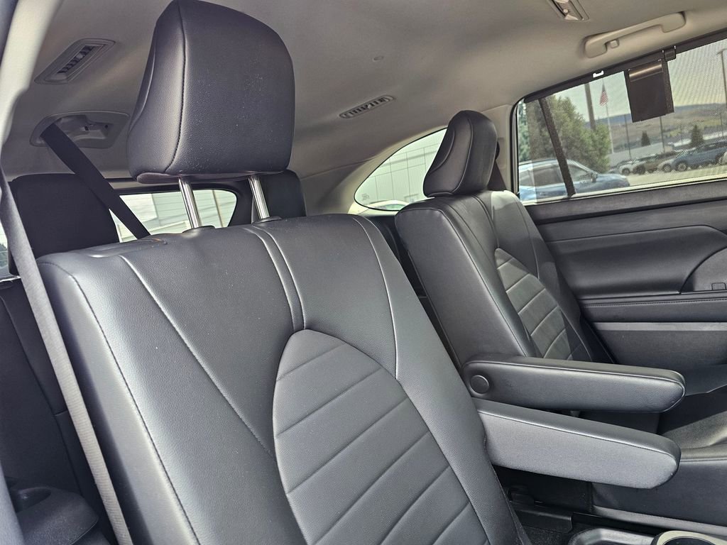 Used 2024 Toyota Highlander XLE AWD/4WD image 14