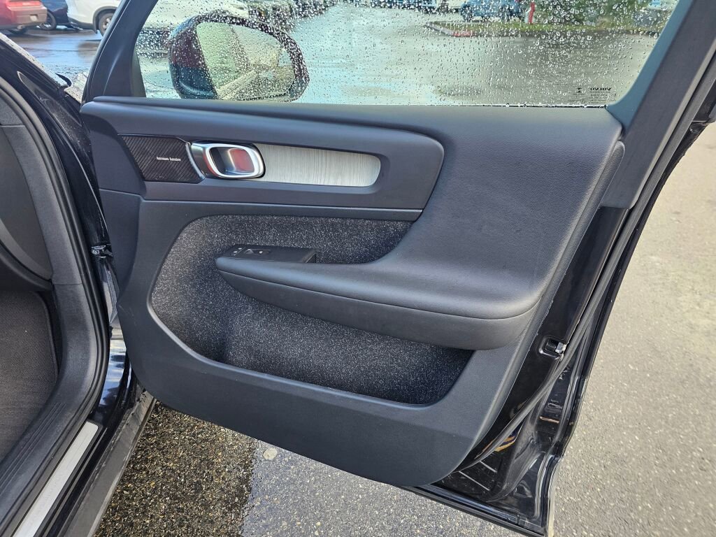 Used 2019 Volvo XC40 T4 Inscription image 10