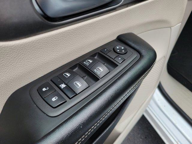 Used 2022 Chrysler Pacifica Touring-L image 18