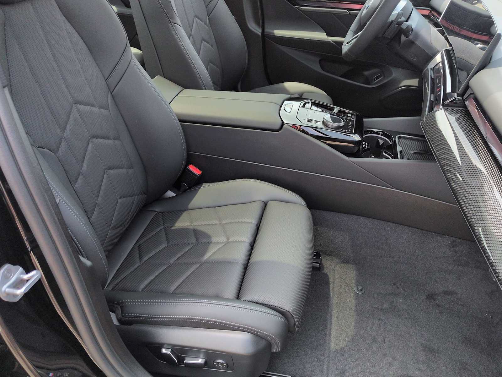 Used 2027 BMW 550e xDrive AWD/4WD image 24