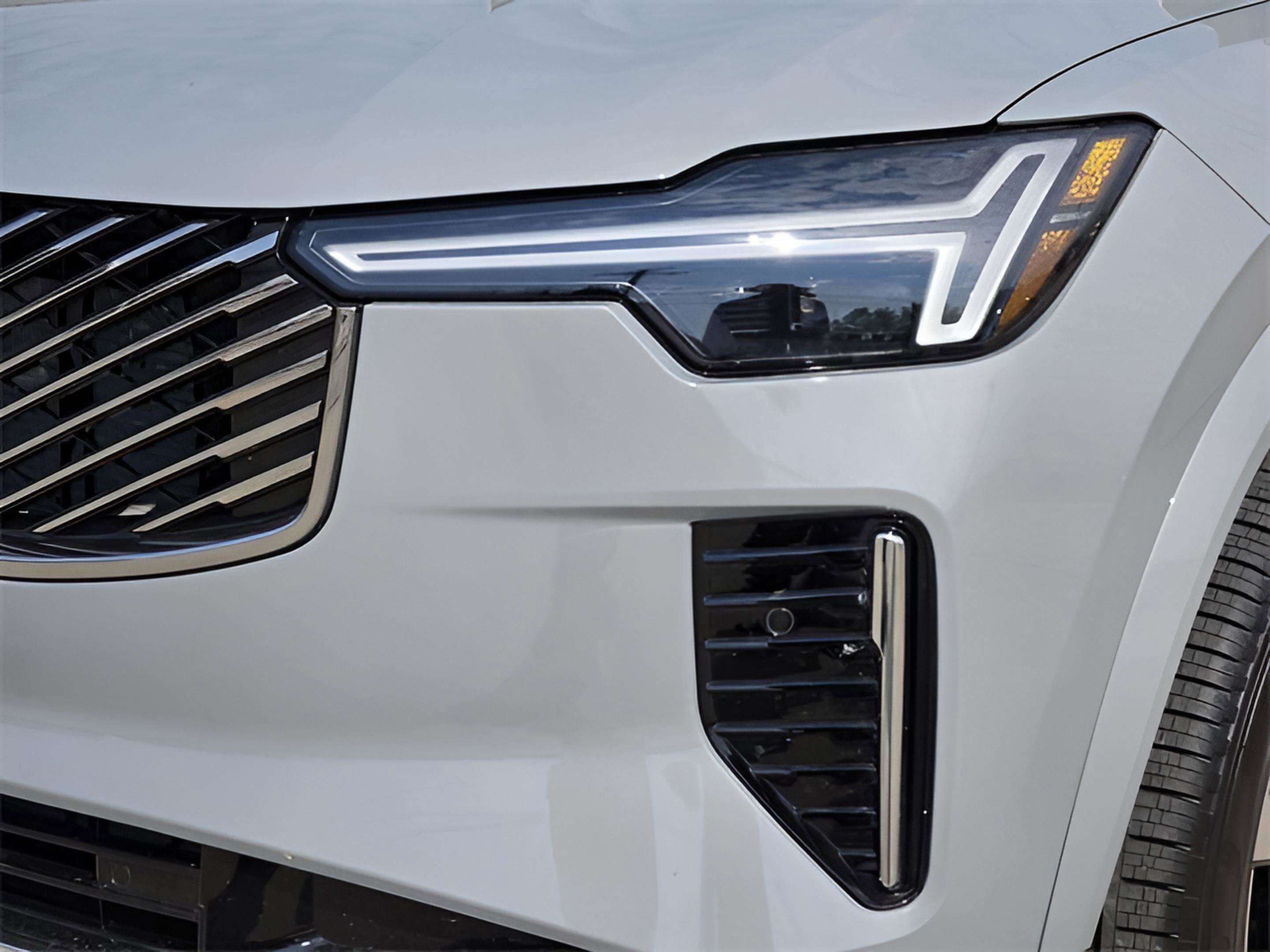 Used 2025 Volvo XC90 B6 Core w/ Protection Package image 32