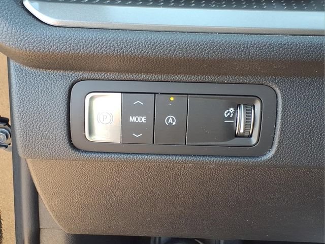 Used 2024 Chevrolet Traverse LT w/ Trailering Package FWD image 18