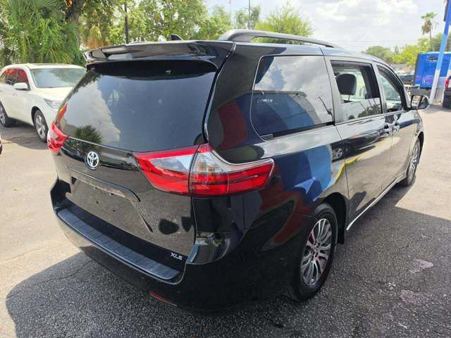 Used 2020 Toyota Sienna XLE FWD image 4