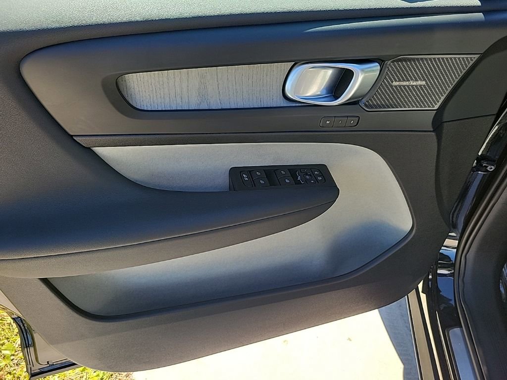 Used 2025 Volvo XC40 B5 Ultra image 15
