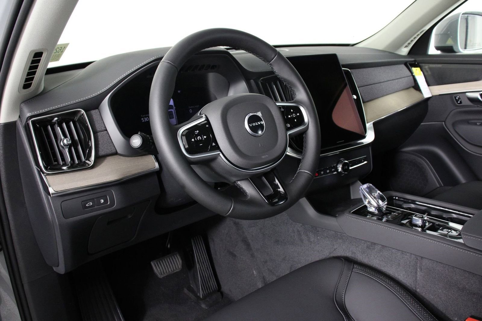 New 2026 Volvo XC90 T8 Plus w/ Protection Package image 8