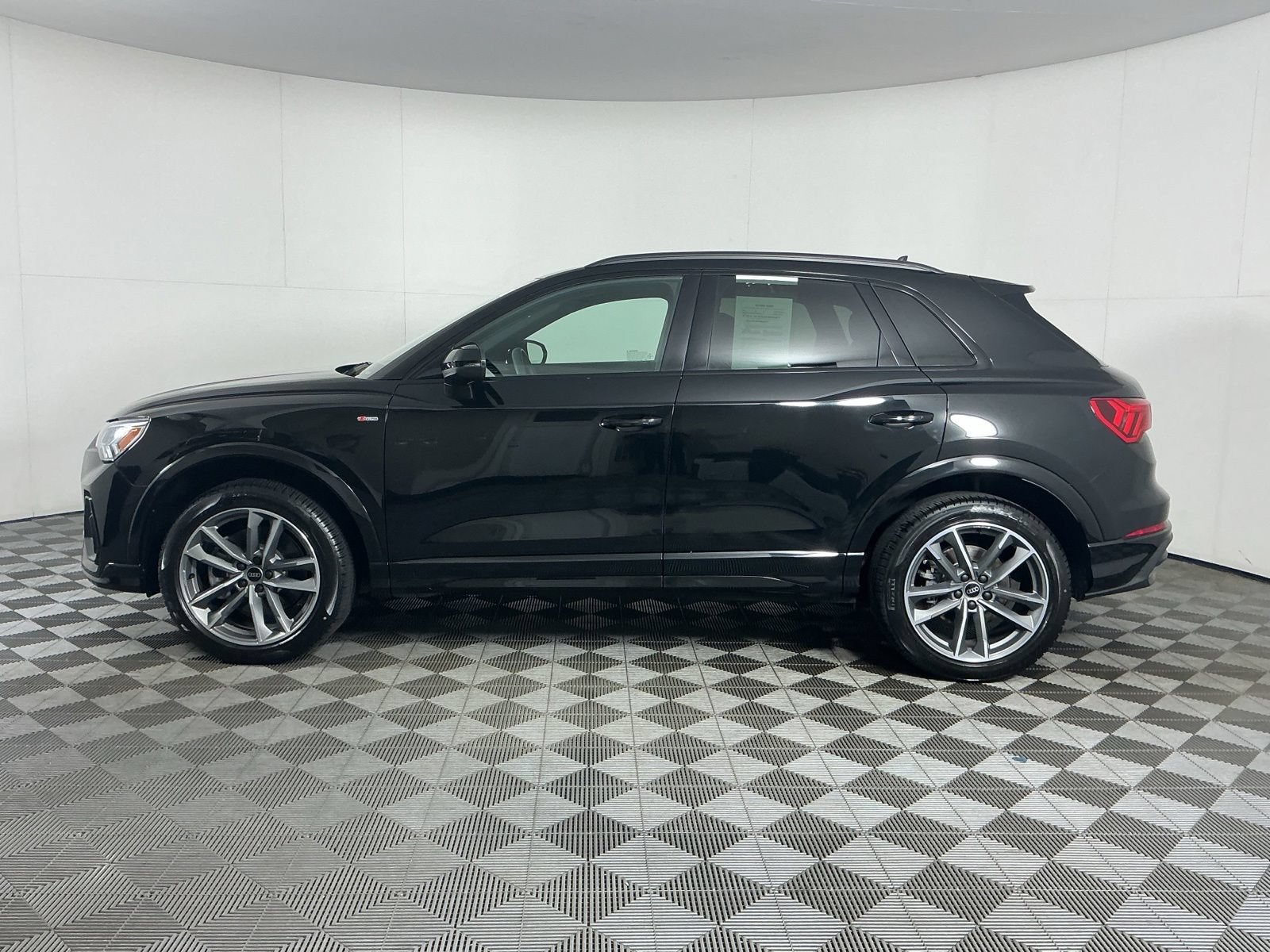 Used 2024 Audi Q3 2.0T Premium Plus w/ Premium Plus Package AWD/4WD image 4