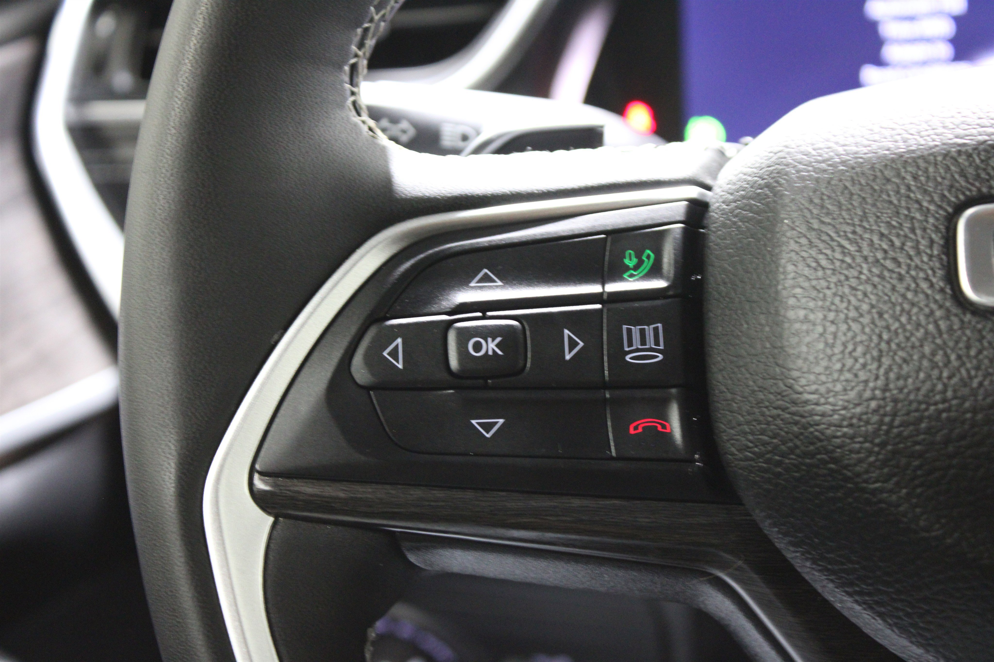 Used 2024 Jeep Grand Cherokee L Limited w/ Black Appearance Package image 11