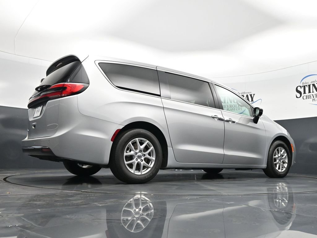Used 2024 Chrysler Pacifica Touring-L FWD image 32