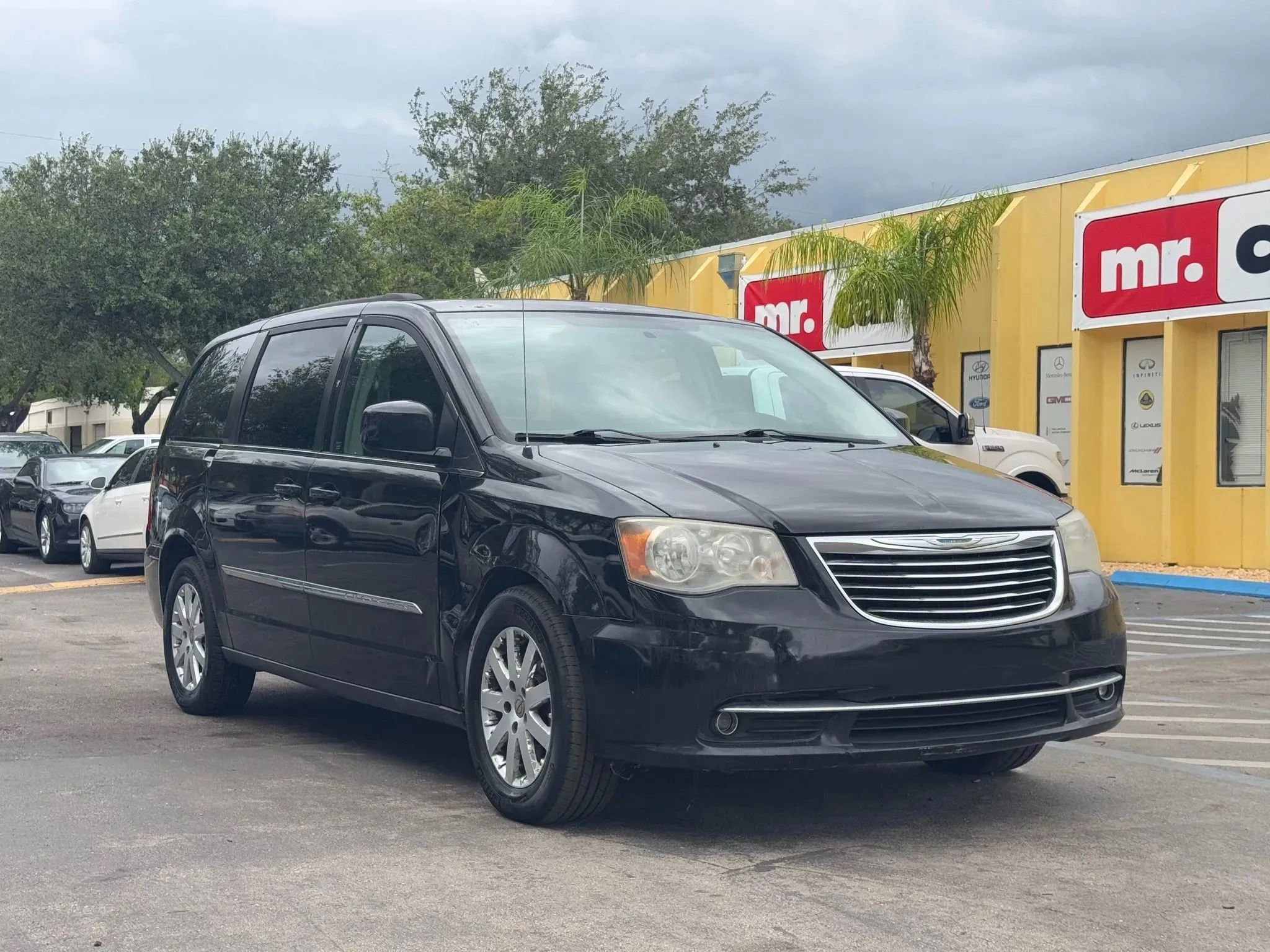 Used 2014 Chrysler Town & Country Touring image 5
