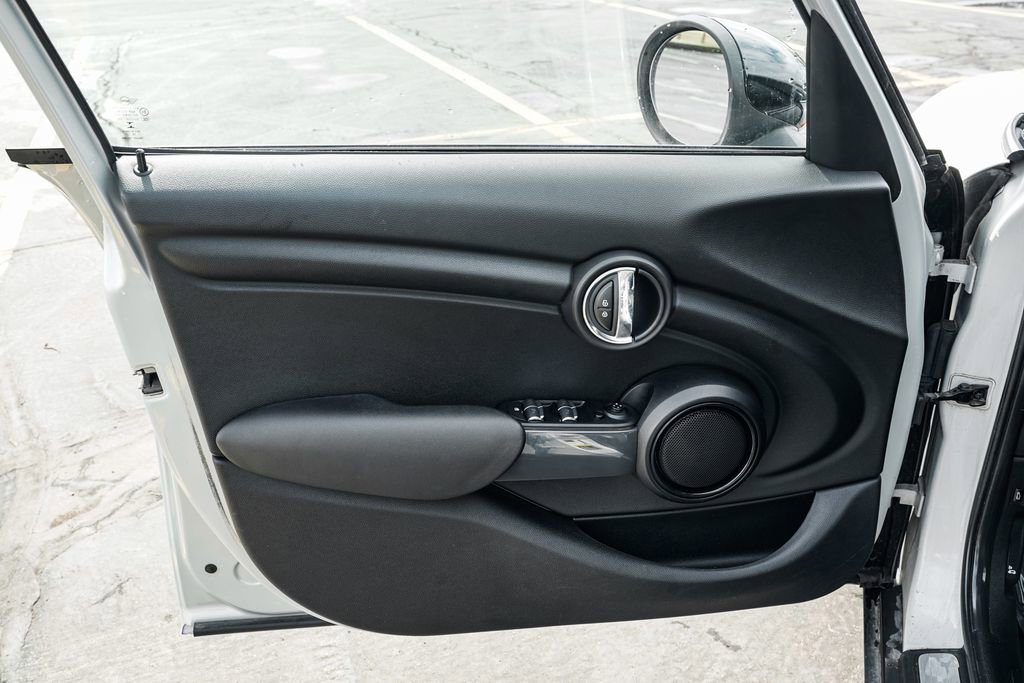 Used 2016 MINI Cooper 4-Door Hardtop image 9