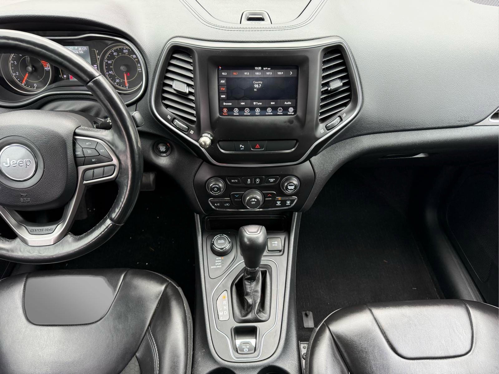 Used 2019 Jeep Cherokee Latitude Plus w/ Cold Weather Group AWD/4WD image 19
