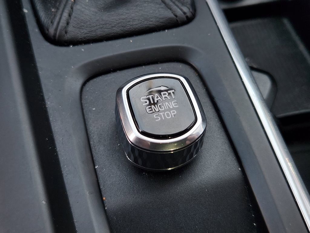 Used 2018 Volvo XC60 T6 Momentum w/ Advanced Package image 23