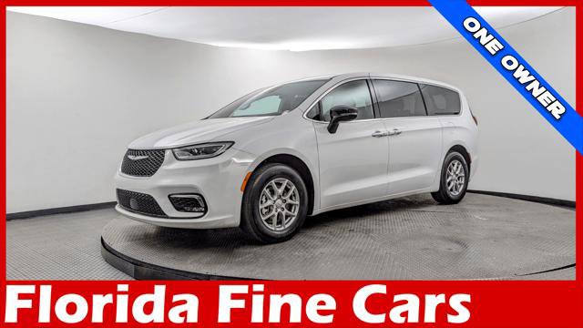 Used 2026 Chrysler Pacifica Select image 1