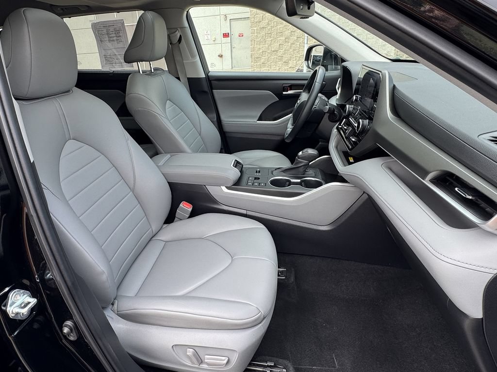 Used 2023 Toyota Highlander XLE AWD/4WD image 35