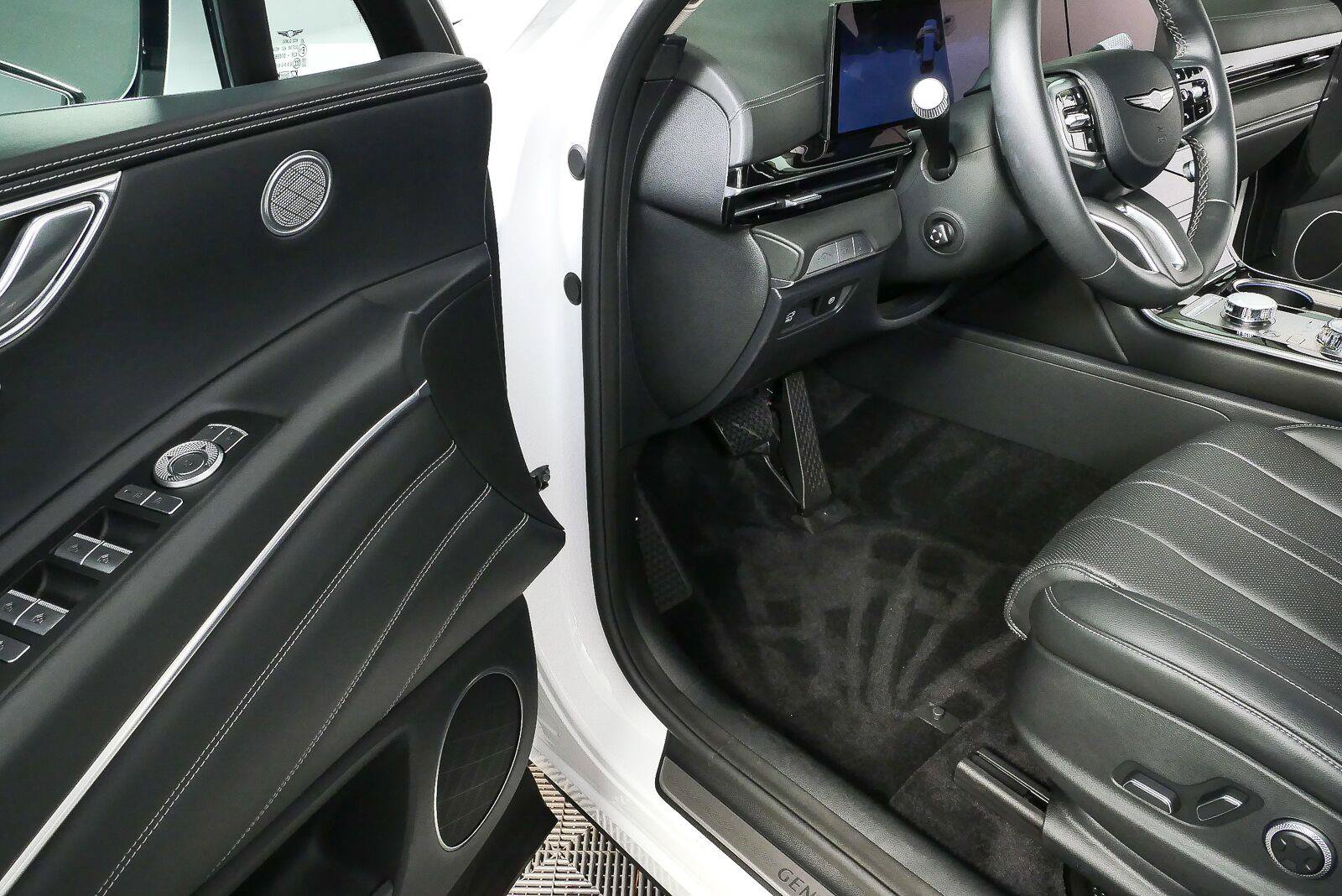 Used 2025 Genesis GV80 2.5T AWD/4WD image 7