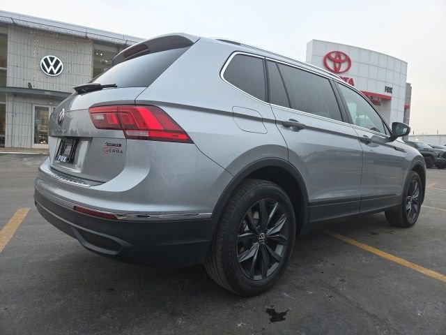 Used 2023 Volkswagen Tiguan SE w/ Panoramic Sunroof Package image 8